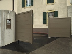 Portail SIB en aluminium avec motorisation intégré ouverture vers l'extérieur à Vuarens (VD)