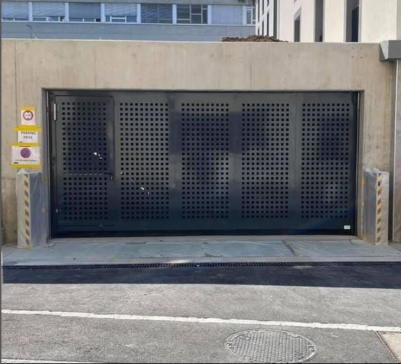 Porte de Garage automatique SINDAUR réceptionnée par le client très content à Montreux VD